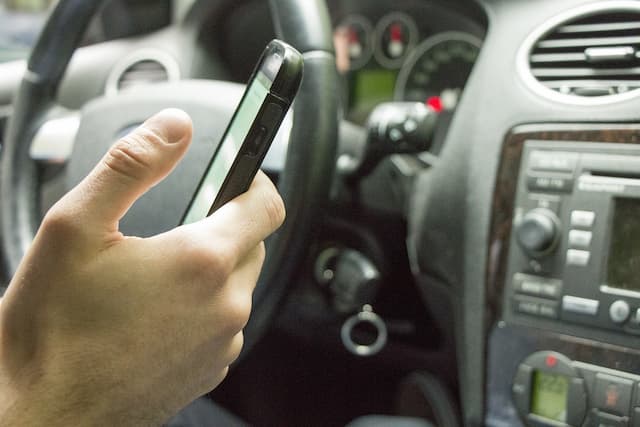 Utiliser son GPS de Smartphone en Voiture : Entre Interdiction et Autorisation, Démêlons le Vrai du Faux ! 