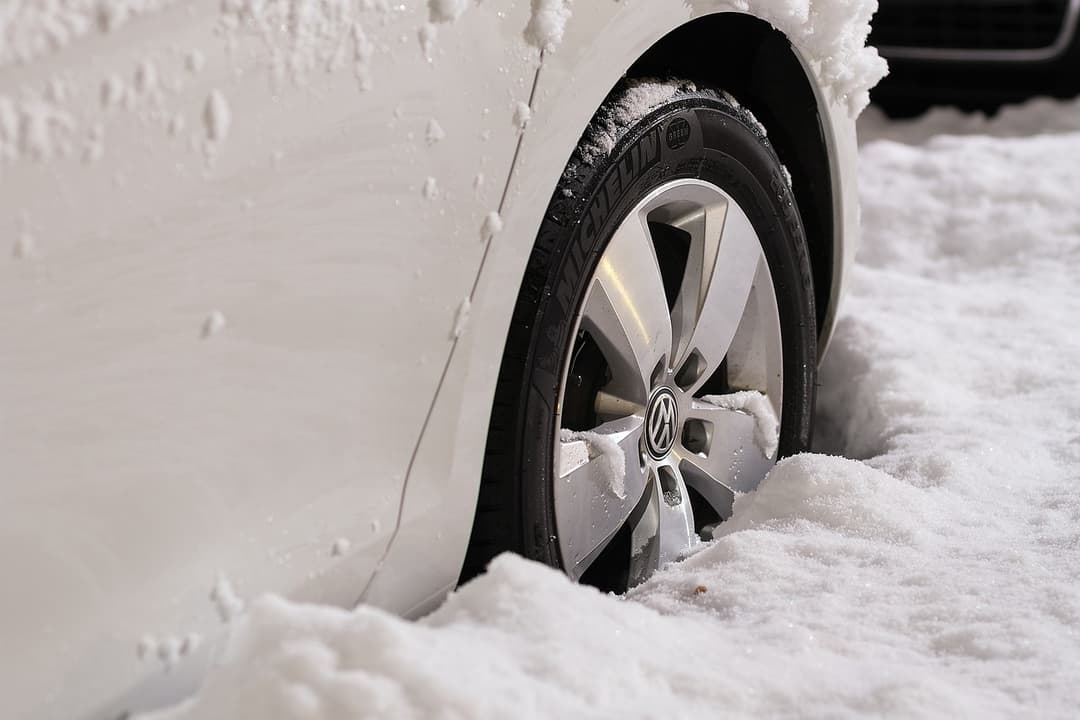 Domptez l'hiver en toute sérénité : le guide ultime des chaussettes à neige pour une conduite maîtrisée